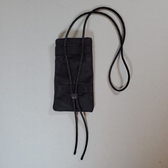 Lululemon Play Forward Black Crossbody Pouch Bag Phone Holder Water Repellent - Picture 5 of 8